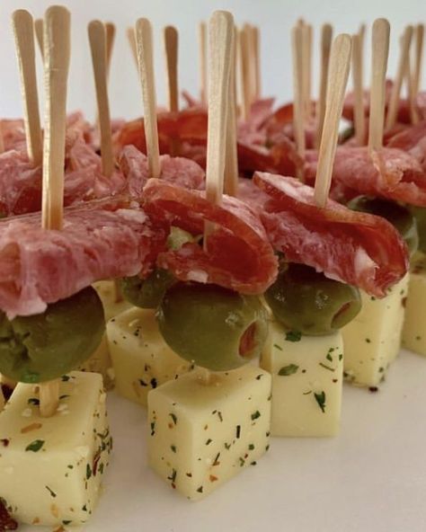 Easy Cold Appetizers & Finger Foods For Summers Parties & Picnics - RecipeMagik Best Cold Appetizers, Appetizers For Summer, Easy Cold Appetizers, Appetizers Finger Foods, Easy Cold, Party Food Buffet, Catering Ideas Food, Party Food Platters, Cold Appetizers