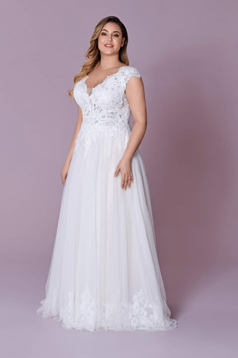 Bridal Hair Half Up, Wedding Salon, Plus Wedding Dresses, Green Wedding Dresses, Elegant Plus Size, Plus Size Wedding Gowns, Plus Size Bride, Bridal Luncheon, Most Beautiful Wedding Dresses