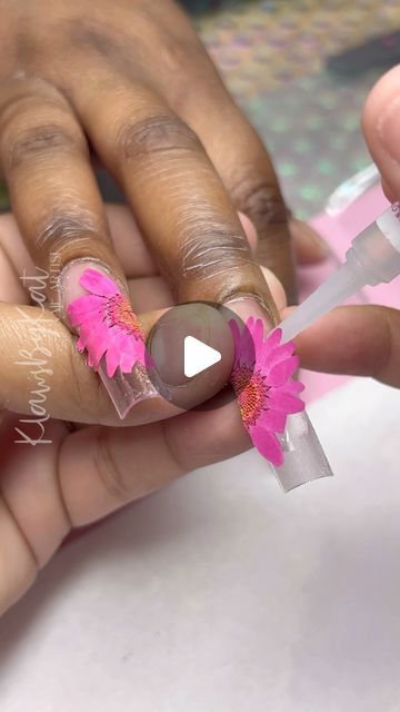 Nail Designs Encapsulated, Pink Sunflower Nails, Encapsulation Nails, Flower Encapsulated Nails, Real Flower Nails, Encapsulated Flower Nails, Encapsulated Nails Flowers, Flower Nail Art Designs, Encapsulated Nails