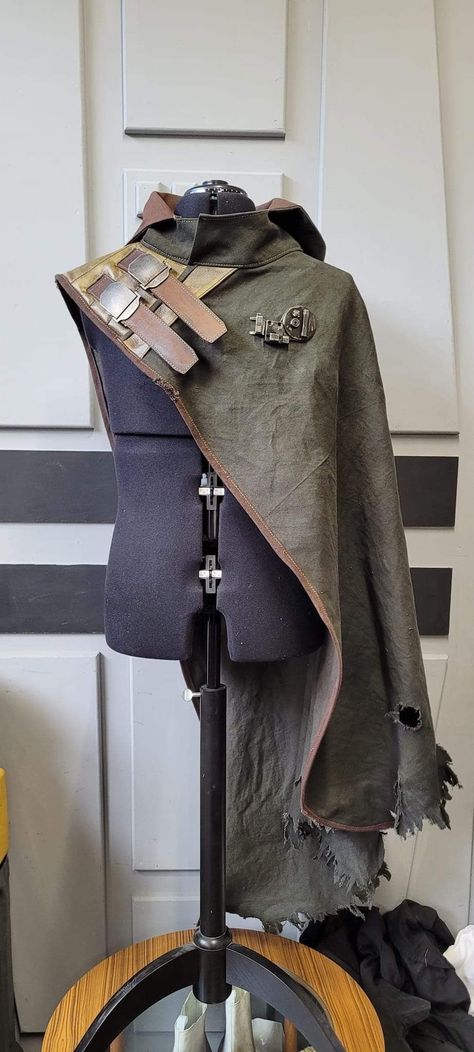 Assasin Aesthetic Moodboard, Ren Fest Outfits Men, Rogue Outfits Male, Male Fantasy Clothing Casual, Fantasy Cloak Design, Dnd Ranger Outfit, Star Wars Costume Design, Fantasy Adventurer Outfit, Fantasy Traveler Outfit