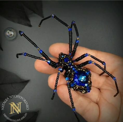 Spider Decorations, Spider Crafts, Spider Jewelry, Wire Wrap Jewelry Designs, Beaded Spiders, Elegant Halloween, Vintage Jewelry Art, Beautiful Bugs, Polymer Clay Dolls