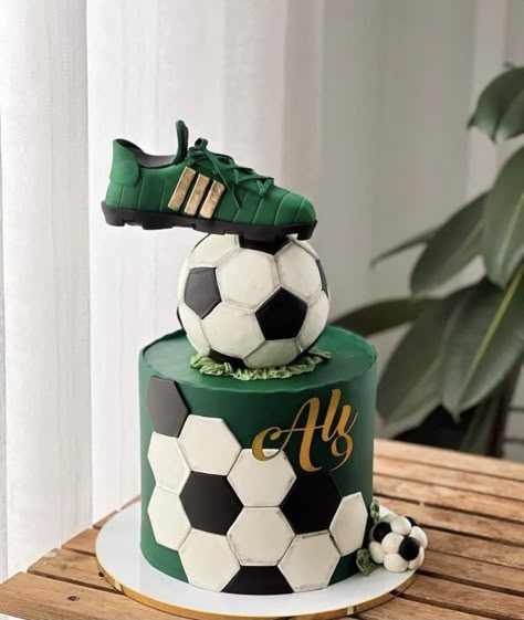 Boys 18th Birthday Cake, Football Cake Design, Ronaldo Birthday, Messi Birthday, Birthday Drip Cake, Soccer Birthday Cakes, Sports Themed Cakes, Football Birthday Cake, Soccer Cake