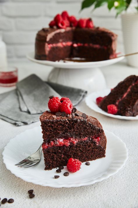 Ooh, that delicious combo of chocolate and raspberry: they shine in this elegant yet simple Chocolate Raspberry Cake! Chocolate Cake Raspberry Filling, Dark Chocolate Ice Cream, Raspberry Frosting, Chocolate And Raspberry, Chocolate Raspberry Cake, Leftover Cake, Raspberry Filling, Raspberry Cake, Vanilla Bean Ice Cream