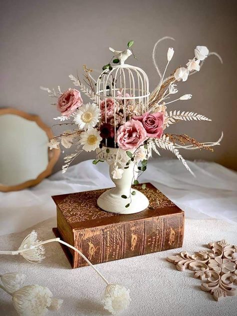 Hanging Birdcage Decor, Birdcage Centerpiece Ideas, Decorated Bird Cages, Birdcage Centerpiece, Vintage Bird Cage Decor, Candlestick Arrangements, Miniature Garden Design, Magical Menagerie, Ideas Con Madera