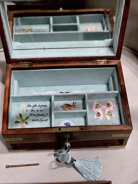 Fancy Jewelry Box, Jewelry Box Handmade, Vintage Jewelry Box Aesthetic, Jewellery Box Aesthetic, Diy Jewelry Box Ideas, Jewellery Box Diy, Fabric Boxes Diy, Jewelry Box Aesthetic, Diy Jewlry