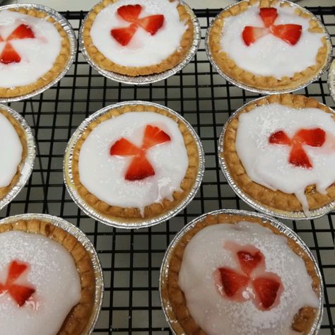 Bakewell Tarts Dessert Tart Recipes, Bakewell Tart Recipe, Dessert Tarts, Cherry Bakewell Tart, Bakewell Tarts, Xmas Cookies Recipes, Almond Filling, Homemade Pie Crust Recipe, Tarts Recipe