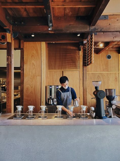 Blue Bottle Kyoto, Blue Bottle Coffee Interior, Slow Coffee Bar, Japan Coffee Shop, Slow Bar Coffee, Book Coffee Shop, Japanese Coffee Shop, Coffee Booth, Japanese Coffee