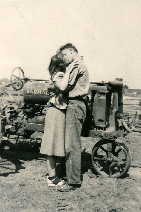 Old Fashioned Love, Spring Portraits, Vintage Kiss, Vintage Couples, Fotografi Vintage, Vintage Romance, Vintage Farm, Jive, Old Love