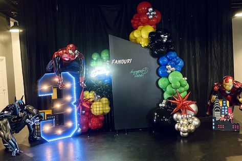 This awesome superhero birthday setup was done by popoffytown! Marvel DC Balloon arch, Iron Man, Spiderman and Batman airwalker balloons Iron Man Birthday, Marvel Party, Mens Birthday Party, Spiderman Birthday, Superhero Birthday Party, Balloon Backdrop, Superhero Party, Superhero Birthday, 6th Birthday Parties