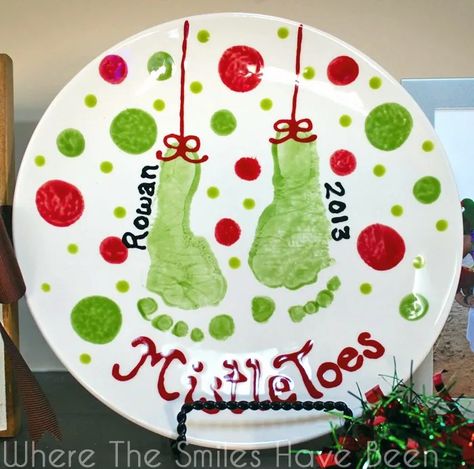 Mistletoes Footprint Craft, Mistletoe Footprint, Baby Christmas Crafts, Keepsake Crafts, Footprint Crafts, Grandmas Christmas, Christmas Keepsakes, Toddler Christmas, Christmas Plates