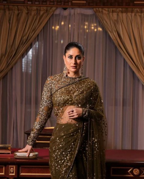 Kareena Kapoor Wedding, Jennifer Lawrence Wallpaper, Kareena Kapoor Saree, Designer Saree Blouse, Beautiful Red Hair, Saree Blouse Patterns, Stylish Women Fashion, Designer Saree Blouse Patterns, Kareena Kapoor Khan