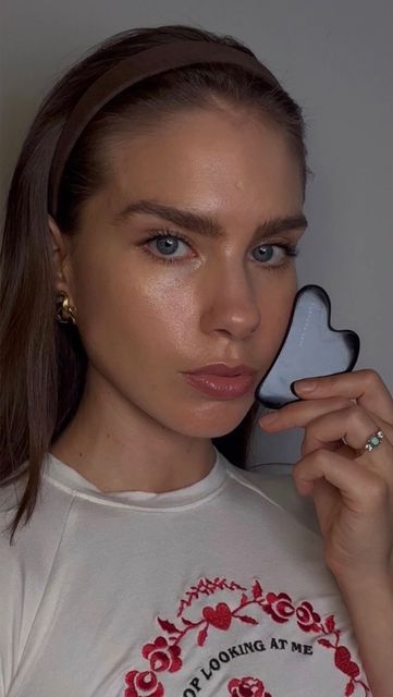 Dr. Stephanie Flockhart on Instagram: "If you want to reduce laugh lines and plump your lips, this routine is for you! Make sure to always use facial oil when doing your Gua Sha routine, be generous as you want the tool to have enough slip to move easily. Light to medium pressure and always use your opposite finger or hand to support the skin. Repeat each move 8x and don’t forget the other side! Disclaimer: not medical advice Face massage , Gua Sha tutorial, Gua Sha facial, skincare, clean s Stephanie Flockhart, Gua Sha Tutorial, Chinese Skincare, Gua Sha Routine, Skin Inspiration, Be Generous, Taurus Moon, Acupressure Therapy, Facial Skincare