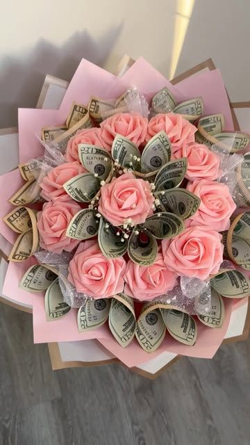 Valentines Day Money Bouquet, Ramo With Money, Gift Card Bouquet With Real Flowers, Disney Money Gift Ideas, Money Bouquet Valentines Day, Canadian Money Bouquet, Valentines Money Bouquet, Flower Gift Basket Ideas, Money Bouquet Philippine Peso