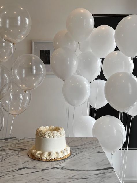 Bday Aesthetics Decoration, Kitchen Balloon Decoration, 25 Birthday Aesthetic, White Birthday Aesthetic, Birthday Decoration Ideas Aesthetic, Minimal Birthday Decor, Aesthetic Bday Party, Modern Party Decorations, Trendy Party Decor