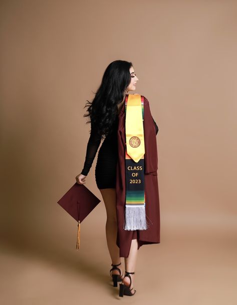 Masters Grad Photo Ideas, Picture Ideas For Graduation, Simple Graduation Photoshoot, Graduation University Photography, Graduation Picture Ideas In Studio, In Studio Graduation Photoshoot, Masters Graduation Pictures Studio, Graduation Pic Aesthetic, Grad Photo Shoot Ideas