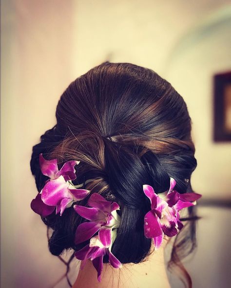 Michelle Rai Makeup & Hair on Instagram: “Wedding party hairstyle low bun with orchid  flowers..... @vidyatikari @levo @cosmoprofbeauty @probeautyindia @tecni.artstylists…” Orchid Hairstyle, Hairstyle Low Bun, Wedding Party Hairstyles, Party Hairstyle, Orchid Hair, Flower Bun, Best Instagram Feeds, Indian Wedding Hairstyles, Lilac Hair