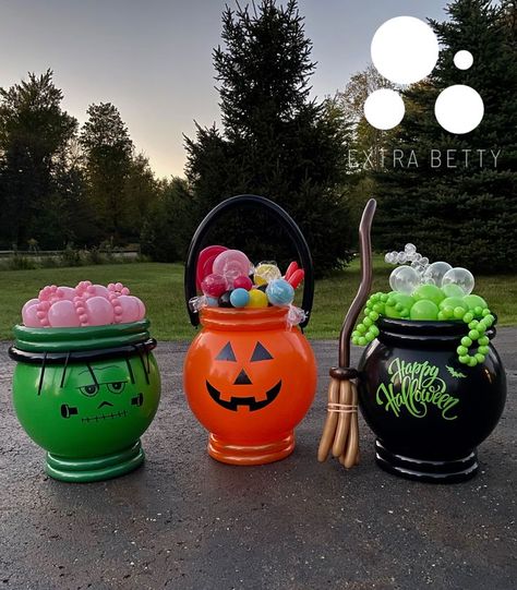 A jack-o-lantern, witch's cauldron and Frankenstein head made of balloons. Perfect for photo backdrops or gifts for Halloween. Or to decorate your home! Party Balloon Ideas, Globos Halloween, Halloween Balloons Decorations, Deco Halloween, Halloween Themed Birthday Party, Balloon Bouquet Diy, Holiday Balloons, Halloween Party Balloons, Halloween Backdrop