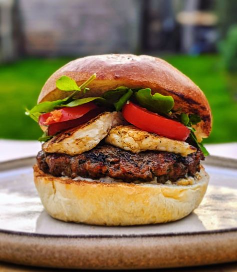 Best ever Lamb and halloumi burgers! Lamb Burger Recipes, Halloumi Burger, Lamb Burger, Lamb Burgers, Mediterranean Food, Easter Weekend, Burger Recipes, Fresh Mint, Mediterranean Recipes