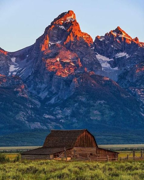 Grand Teton National Park In Wyoming, USA Yellowstone National Park Photography, Yellowstone Photography, Wyoming Landscape, National Parks Usa, The Mountains Are Calling, Bad Person, Natural Scenery, Fall Photos, Yellowstone National Park