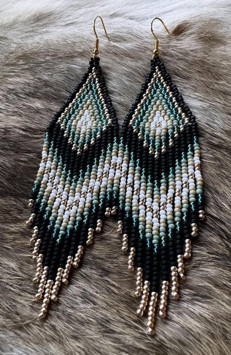 Ojibwe Beaded Earrings, Earring Inspired, Bead Jewelry Patterns, Native American Western, Seed Beads Jewelry, Antler Earrings, Beading Design, Fringe Earring, Seed Bead Jewelry Patterns