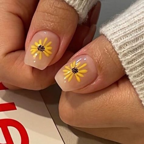 45+ Cute Korean Valentine's Day Nail Designs for Every Taste Simple Sunflower Nails, Cute Sunflower Nails, Spooky Manicure, Nails Minimal, Coral Nails With Design, Coral Nail, Short Pink Nails, Purple Ombre Nails, Nails Painted