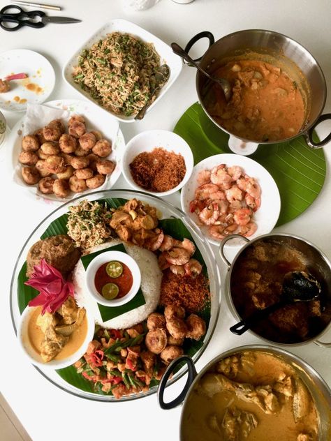 Nasi Ambeng, Malay Cuisine, Malay Food, Tamarind Sauce, Gravy Ingredients, Long Bean, Roasted Shrimp, Asam Jawa, Kaffir Lime Leaves