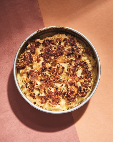 Recipe: A cheesy cauliflower dish to satisfy both vegetarian and meat-eating dinner guests, from Alison Roman. Onion Gratin, Keto Entrees, Alison Roman, Baked Potato Bar, Roman Food, Cauliflower Gratin, Potato Bar, Cauliflower Dishes, Cheesy Cauliflower