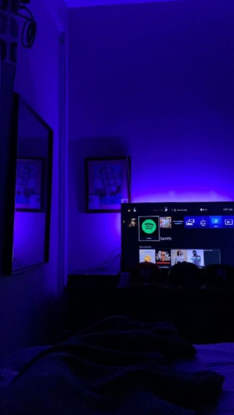 Tv Room Aesthetic, Chill Bedroom Aesthetic, Chilling In Bed, Small Room Setup, Mens Room Decor, Cool Room Decor, Bedroom Setup, Room Redesign, Chill Photos