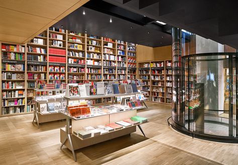 How Do You Make MoMA's Retail Store as Artful as MoMA Itself? | Muse by Clios Moma Design Store, Moma Design, Ad Of The World, Museum Store, The Museum Of Modern Art, Retail Merchandising, Book Wall, New Museum, Class Design