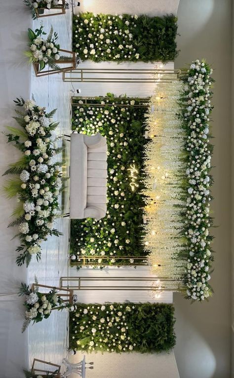 Stage Decor Ideas For Wedding, Engagement Decoration Backdrop, Flowers Engagement Decoration, Wedding Traditional Decoration, Green White Decoration Wedding, India Engagement Decorations, Decoration Stage Wedding, Stage Engagement Decoration, Decorations For Engagements