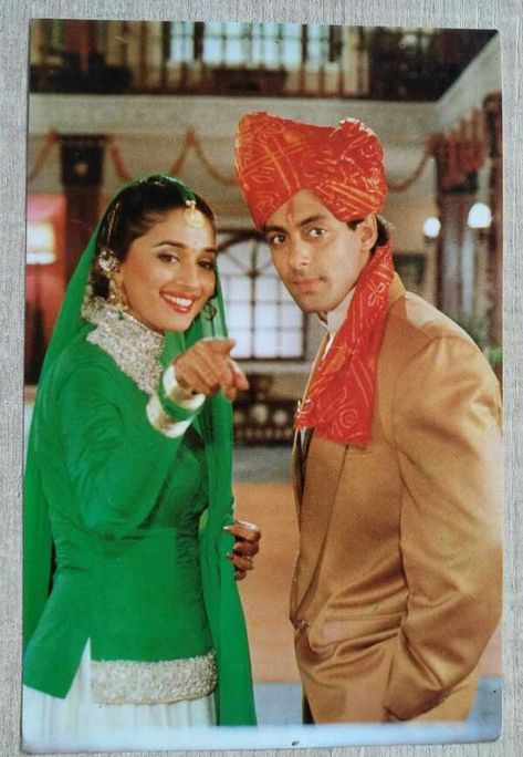 Hum Aapke Hain Koun, Salman Khan Photo, Bollywood Images, Bollywood Theme, Old Bollywood Songs, Bollywood Bridal, Bollywood Posters, Dressing Sense, Bollywood Couples