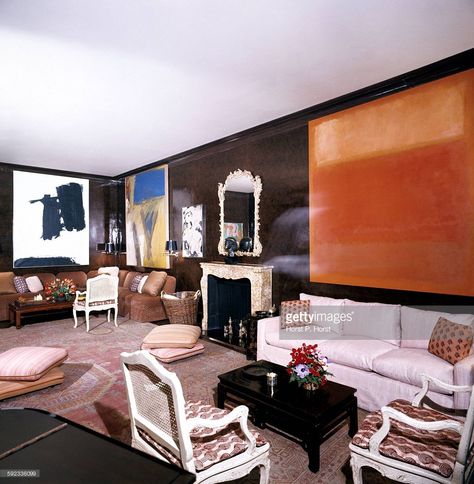 Living room in Mr. and Mrs. Lee Eastman's New York apartment designed by Billy Baldwin, with Mark Rothko painting (similar to one on opposite wall) above off-white sofa (which matches one on opposite wall); Paintings by Willem de Kooning and Franz Kline on the far walls Hamptons Living Room, Artistic Interior, Billy Baldwin, Brown Paint Colors, Lacquered Walls, Brown Rooms, Franz Kline, New York Homes, Geometric Carpet