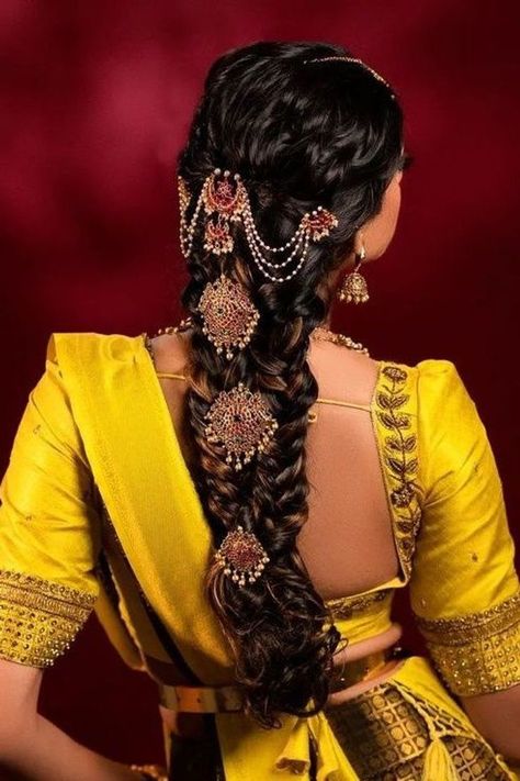 One of the most unique characters of a South Indian bride is her hairstyle. Not only does it enhance the look of the bride but it’s an instant eye-catcher. From simple braids to floral buns we share them with you. South Indian Bride Braid Hairstyle, South Indian Open Hairstyles, Simple South Indian Bride Hairstyle, Traditional South Indian Bride Hairstyle, Hair Assories For Wedding Indian, South Indian Braid Hairstyles, Nami Hairstyles, Traditional Braids Hairstyles Indian, South Indian Bride Hairstyle Muhurtham