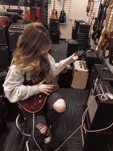 Female Guitarist Aesthetic, Guitarist Aesthetic, Gitar Vintage, Rockstar Girlfriend Aesthetic, Aesthetic Female, Girlfriend Aesthetic, Rockstar Girlfriend, Rock Aesthetic, Rockstar Aesthetic