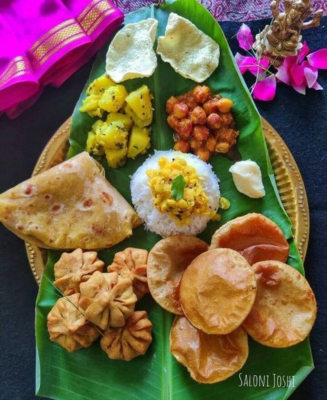 Puran Poli Maharashtrian Thali, Maharashtrian Thali Veg, Maharashtrian Thali, Indian Dinner Menu, Maharashtrian Food, Platter Food, Indian Thali, Indian Food Photography, Maharashtrian Recipes