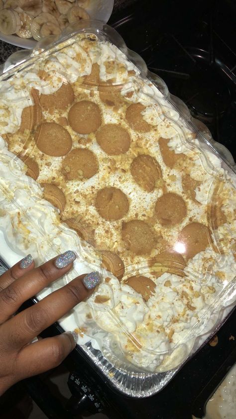 Banana Pudding Black People, Cooking Soul Food, Banana Pudding Cake, Food Babe, Food Therapy, Pudding Cake, Christmas Dishes, Homemade Snacks, Buffet Food