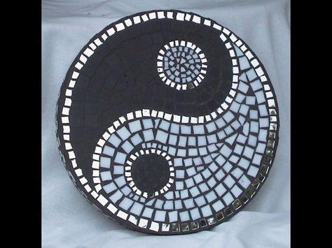 Paver yin yang mosaic Yin Yang Mosaic, Ying Yang, Art Therapy, Yin Yang, Mosaic, Projects To Try, Arts And Crafts, Yoga, Stone