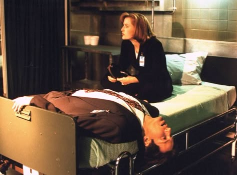 Photos from The X-Files Flashback! See Vintage Behind-the-Scenes Photos - E! Online - UK X Files Funny, Files Aesthetic, X Files Aesthetic, Scully Mulder, Scully And Mulder, David And Gillian, Paranormal Photos, Mulder And Scully, Mulder Scully