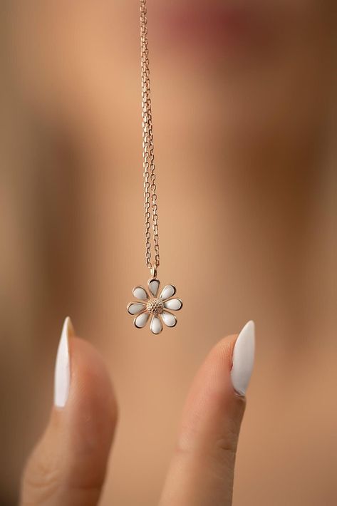 Christmas Gifts For Mum, Daisy Pendant, Daisy Necklace, Necklace For Girlfriend, Classy Jewelry, Christmas Gift For Her, Women Christmas, Floral Necklace, Friend Birthday Gifts