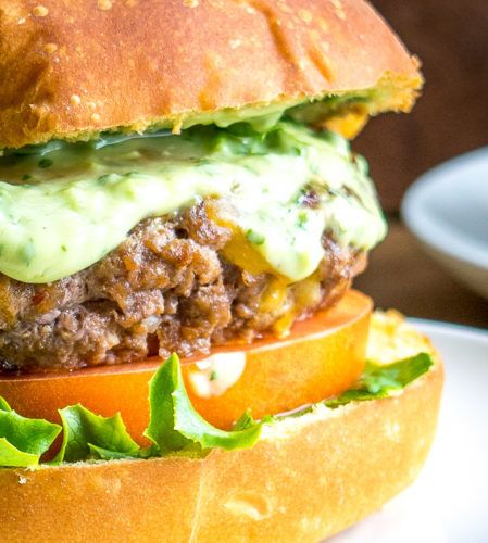 Turkey Bake, Burgers With Avocado, Mexican Burger, Homemade Burger Recipe, Sauce Burger, Avocado Burger, Creamy Avocado Sauce, The Best Burger, Avocado Sauce