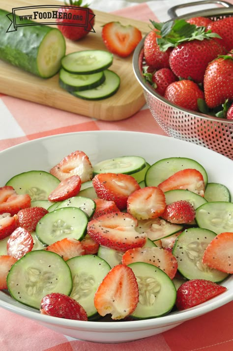 Strawberry Cucumber Salad, Strawberry Cucumber, Savory Salads, Cucumber Recipes Salad, Refreshing Salad, Cucumber Recipes, Fruit Salad Recipes, Macaroni Salad, Cucumber Salad