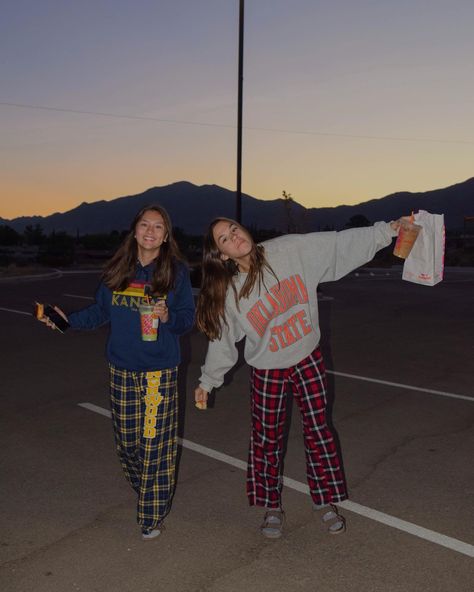 Foto Best Friend, Pajamas Aesthetic, Pajama Day, Best Friends Shoot, Best Friend Photos, Cute Friend Pictures, Summer Goals, Summer Plans, Cute Friend Photos