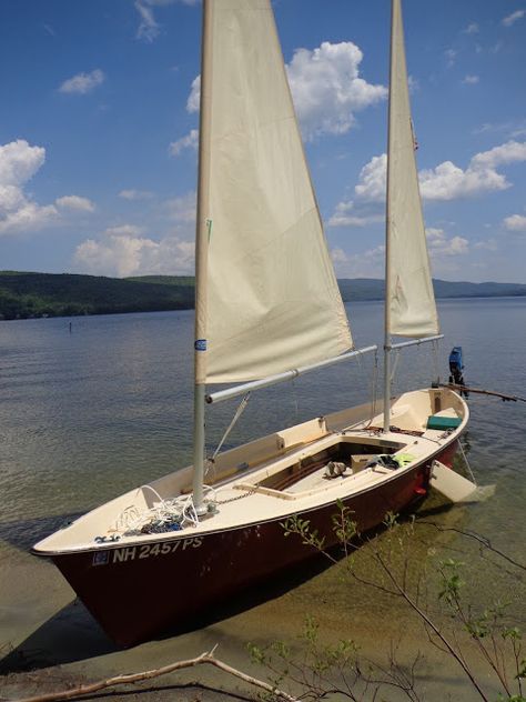 Sailboats For Sale, Wooden Sailboat, Small Sailboats, Beach Cruise, Sea Pearl, Row Boat, Boat Design, Small Boats, Sea Pearls