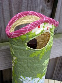 I am excited to share the tutorial for this wine tote bag that I mentioned earlier !  I had fun playing around and coming up with the pat... Syprosjekter For Nybegynnere, Wine Bag Pattern, Diy Gifts For Christmas, Diy Sy, Diy Sewing Gifts, Wine Bottle Bag, Costura Diy, Wine Tote Bag, Wine Tote