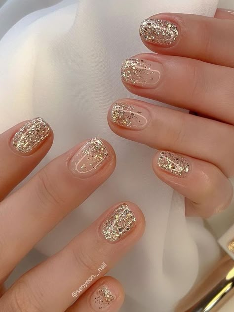 short gold glitter nails for winter Manicure Shellac, Gold Gel Nails, Nye Nails, New Years Nail Designs, New Year Nails, New Years Eve Nails, New Years Nails, Gold Glitter Nails, Plaid Nails