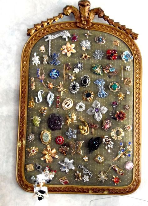 Antique Jewelry Display, Vintage Jewelry Display, Brooch Display, Pins And Brooches, Jewerly Displays, Vintage Jewelry Ideas, Walmart Jewelry, Vintage Jewelry Crafts, Vintage Jewelry Art