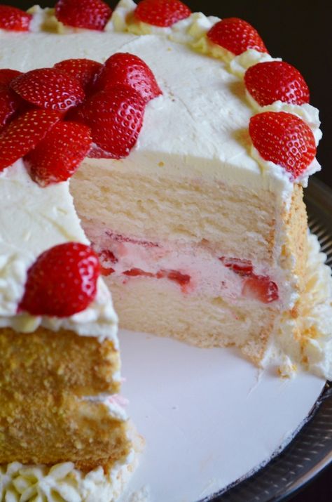 Mascarpone aux fraise Strawberry Mascarpone, Mascarpone Cake, Dessert Aux Fruits, A Piece Of Cake, Strawberry Cakes, Strawberry Desserts, Piece Of Cake, Yummy Sweets, Strawberry Recipes