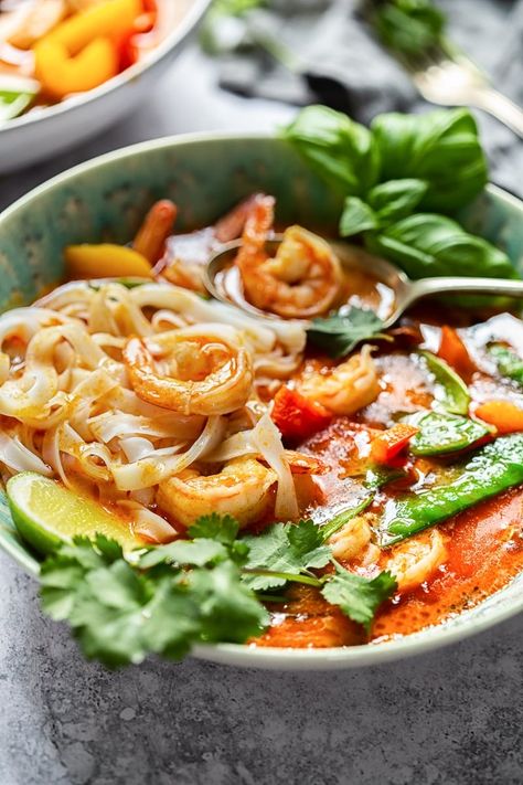 Thai Prawn Recipes, Thai Prawn Curry, Easy Thai Red Curry, Vikalinka Recipes, Red Curry Shrimp, Thai Flavors, Red Curry Noodle Soup, Food Thai, Shrimp Noodles