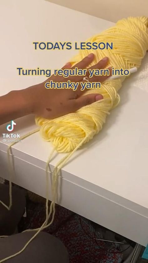 This will show you how to turn regular fine yarn, into chunky yarn. Make sure to like and follow! This is not my original pin and I give full credit to the owner. Corak Krusye, Chunky Yarn Crochet, Beginner Quilting, Crochet Hack, Beginner Crochet Tutorial, Mode Crochet, Easy Crochet Stitches, Pola Amigurumi, I'm Broke