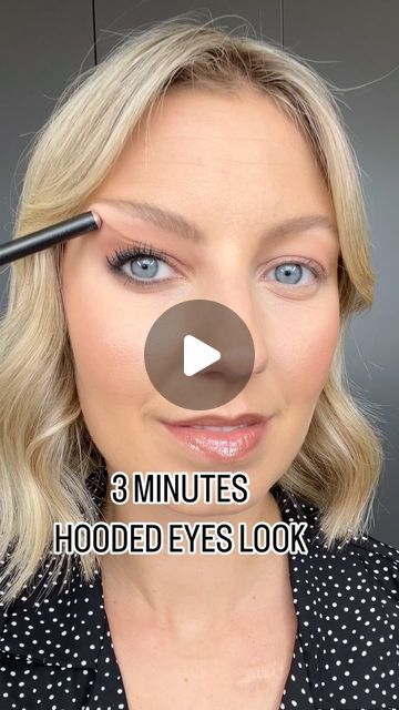 Michèle Clausen on Instagram: "3 MIN HOODED EYES LOOK!   Transform your hooded eyes in just 3 minutes! Watch as I use only 2 products to create this stunning look.  Products: @bobbibrown  -Bronzing Powder in Golden Natural -24h Kajal Liner Waterproof  #hooded #quickmakeup #eyemakeup #eyeliner" Hooded Eye Hacks, Natural Eye Makeup Hooded Eyes, Cat Eye Hooded Eyes, Natural Makeup Hooded Eyes, Khol Eyes, Eyeliner Natural Look, Kajal Eyes, Eyeliner Hooded Eyes, Kajal Liner